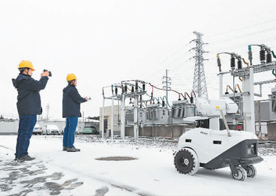 الصورة: 2 فبراير، يشارك روبوت ذكي مزود بشبكة 5G، موظفي الصيانة بمدينة بوتشو بمقاطعة آنهوي، لفحص منشآت إمدادات الطاقة.