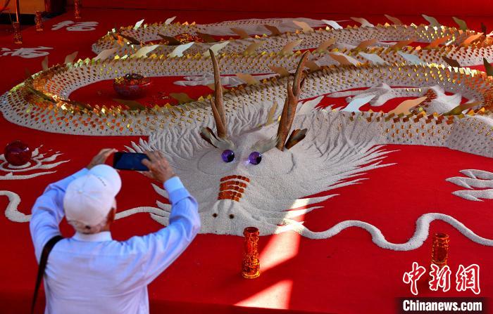 احتفالا بعيد الربيع، معبد في تشيوانتشو يصنع تنينا عملاقا من الأرز