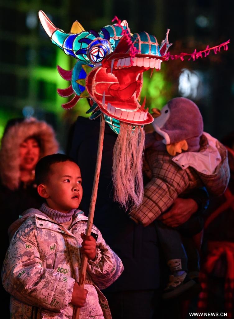 الاحتفال بمهرجان الفوانيس في جنوب غربي الصين