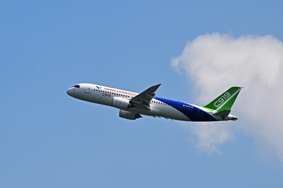 شركة "كوماك" الصينية تعلن إقلاع طائرتين نفاثتين في رحلات تجريبية بجنوب شرق آسيا