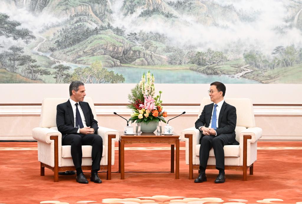 نائب الرئيس الصيني يجتمع مع رئيس شركة شحن فرنسية عملاقة