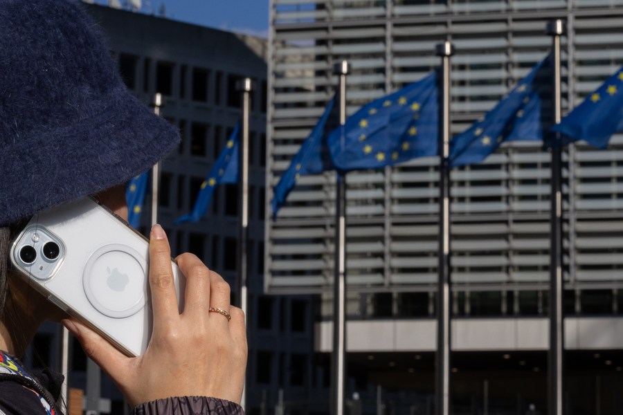 الاتحاد الأوروبي يغرم أبل 1.8 مليار يورو لمكافحة الاحتكار