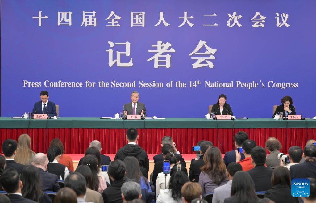 وزير الخارجية الصيني يلتقي الصحافة حول السياسة والعلاقات الخارجية