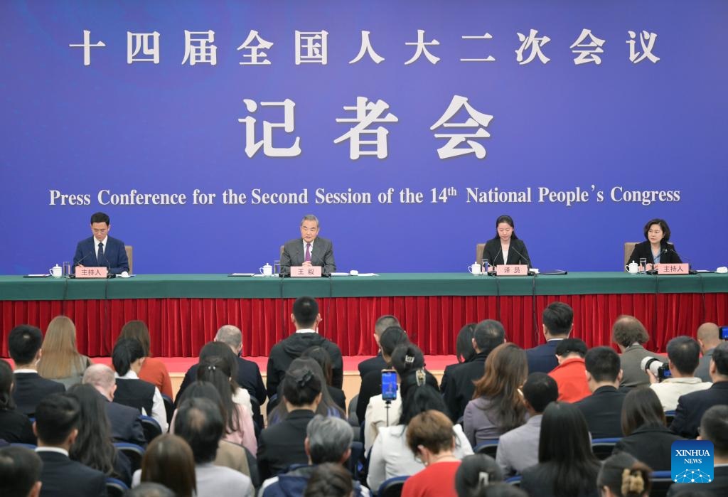 وزير الخارجية الصيني يلتقي الصحافة حول السياسة والعلاقات الخارجية