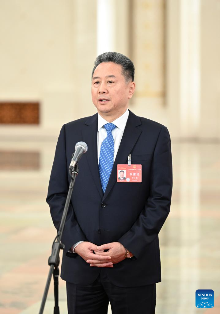وزير النقل الصيني: مركبات الطاقة الجديدة تمثل 77.6 بالمئة من نظام النقل العام في البلاد