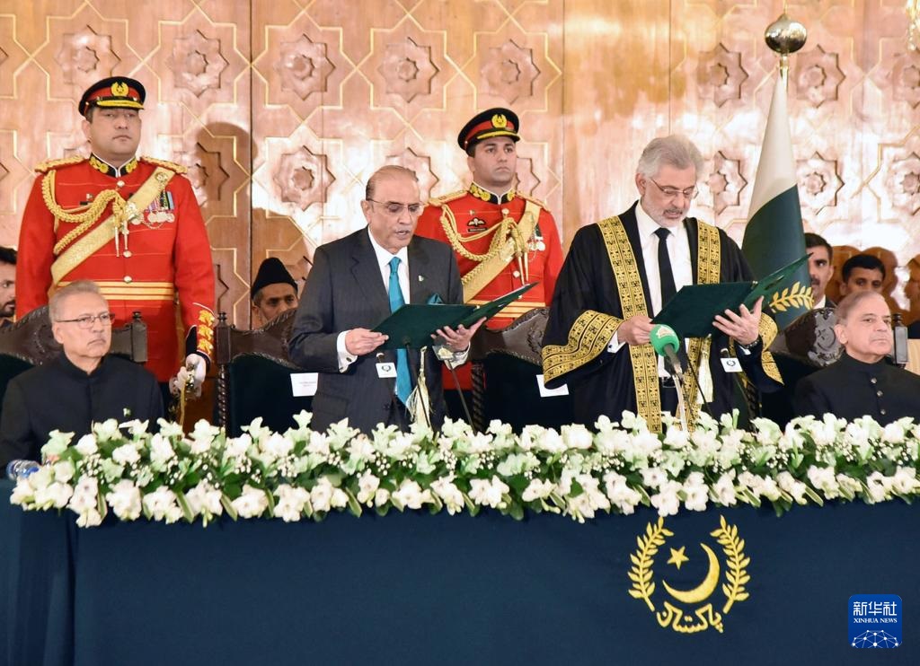 زرداري يؤدي اليمين الدستورية ليصبح الرئيس الـ14 لباكستان