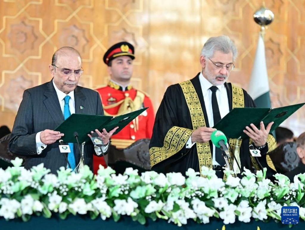 زرداري يؤدي اليمين الدستورية ليصبح الرئيس الـ14 لباكستان
