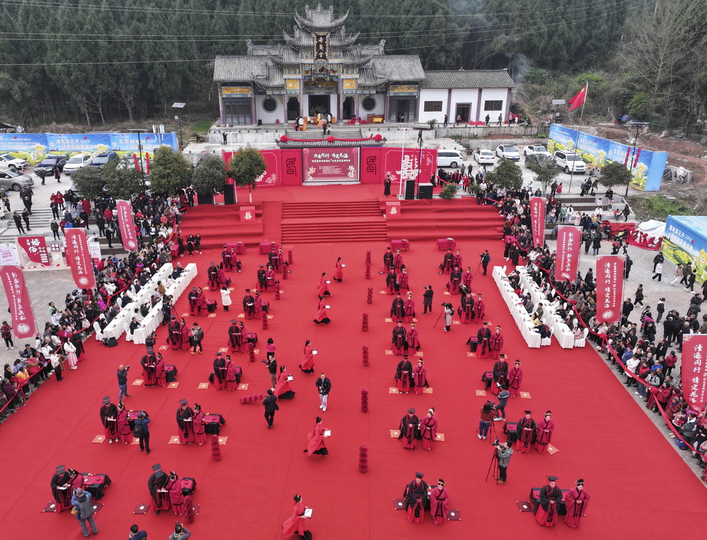 مدينة تشونغتشينغ تنظّم حفل زفاف جماعي