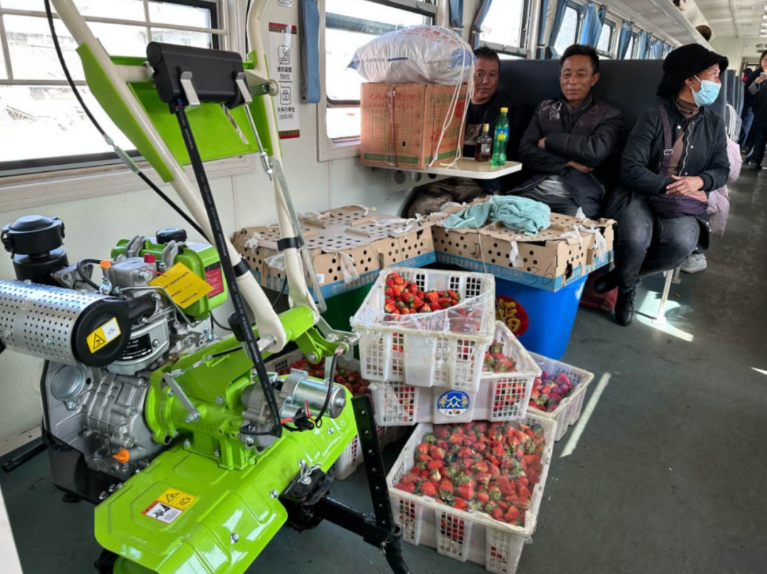 قطار بطيء في جبال سيتشوان، سوق خضار متنقل للمزارعين المحليين