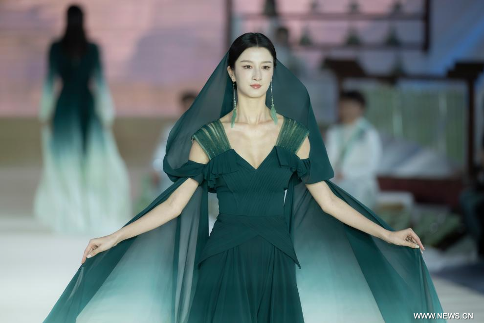 انطلاق أسبوع بكين للأزياء