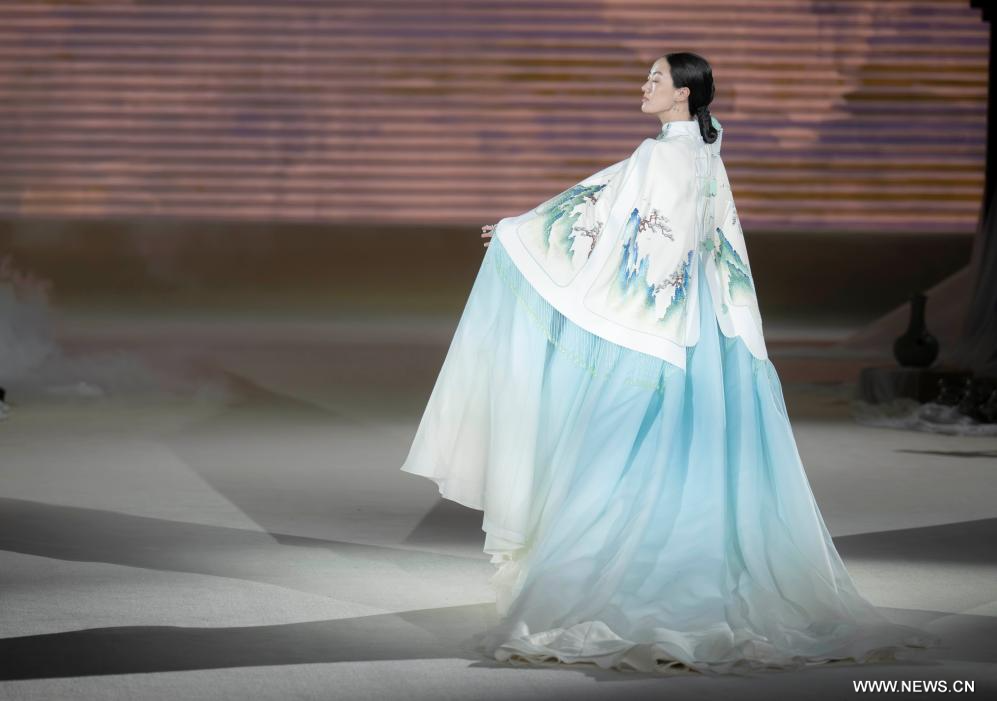 انطلاق أسبوع بكين للأزياء