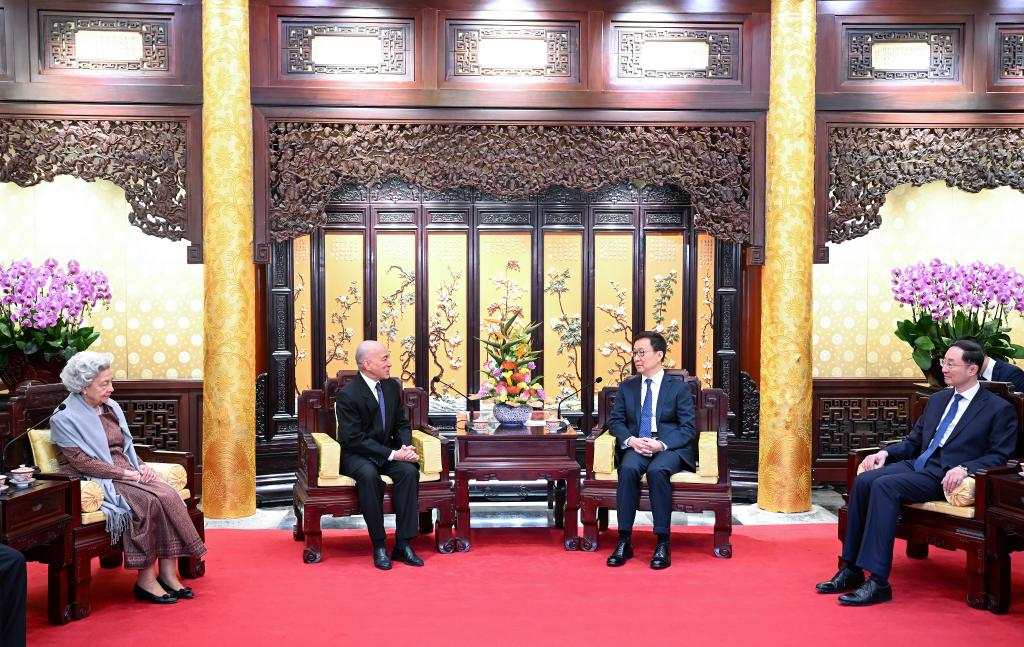 نائب الرئيس الصيني يلتقي ملك كمبوديا والملكة الأم