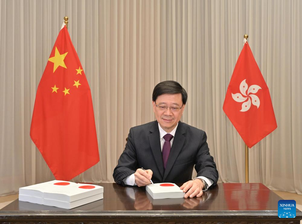 الرئيس التنفيذي لمنطقة هونغ كونغ الإدارية الخاصة يوقع مرسوم حماية الأمن القومي