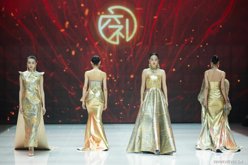 افتتاح فعاليات أسبوع الموضة الصيني لموسم خريف وشتاء 2024 في بكين
