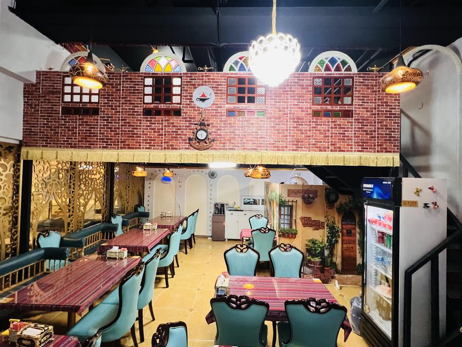 في الصورة الملتقطة يوم 15 مارس 2024، جانب من مطعم للمأكولات العربية في بلدية تيانجين بشمالي الصين. (شينخوا)