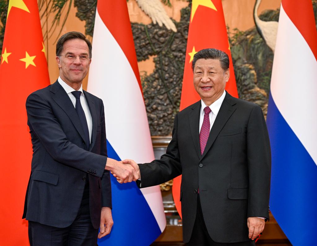 شي يجتمع مع رئيس الوزراء الهولندي في بكين