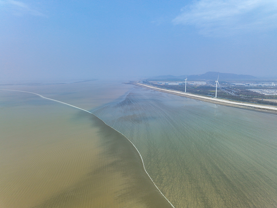 جياشينغ، تشجيانغ: مد وجزر نهر تشيانتانغ يرسم لوحة طبيعية مميزة