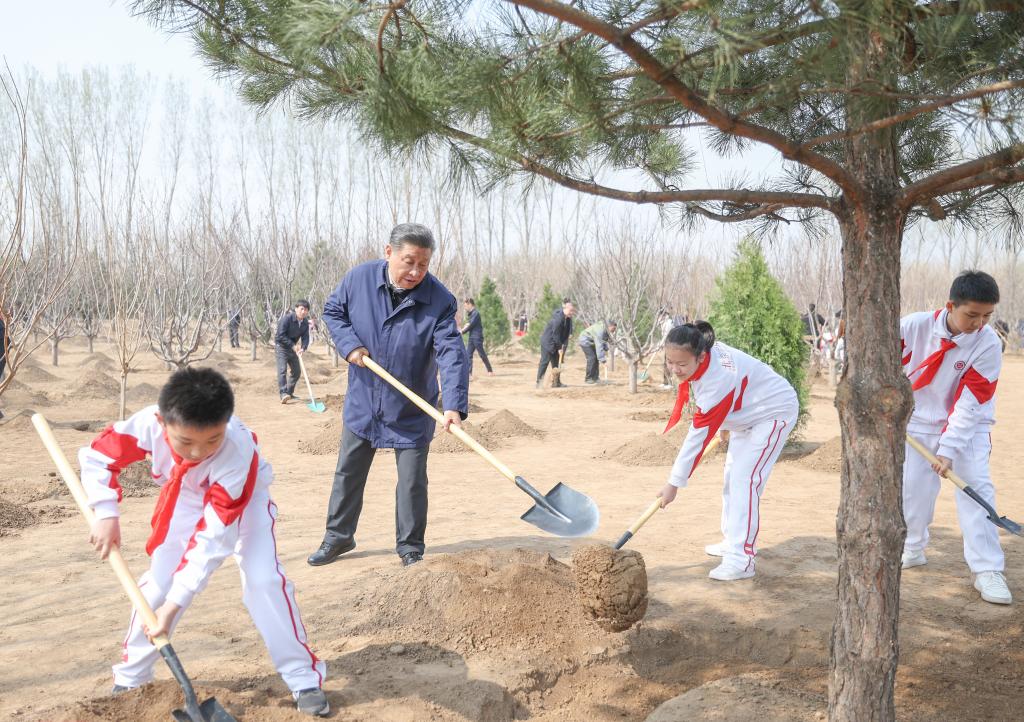 شي يزرع الأشجار في بكين ويدعو إلى بذل جهود في التشجير بجميع أنحاء البلاد من أجل صين جميلة