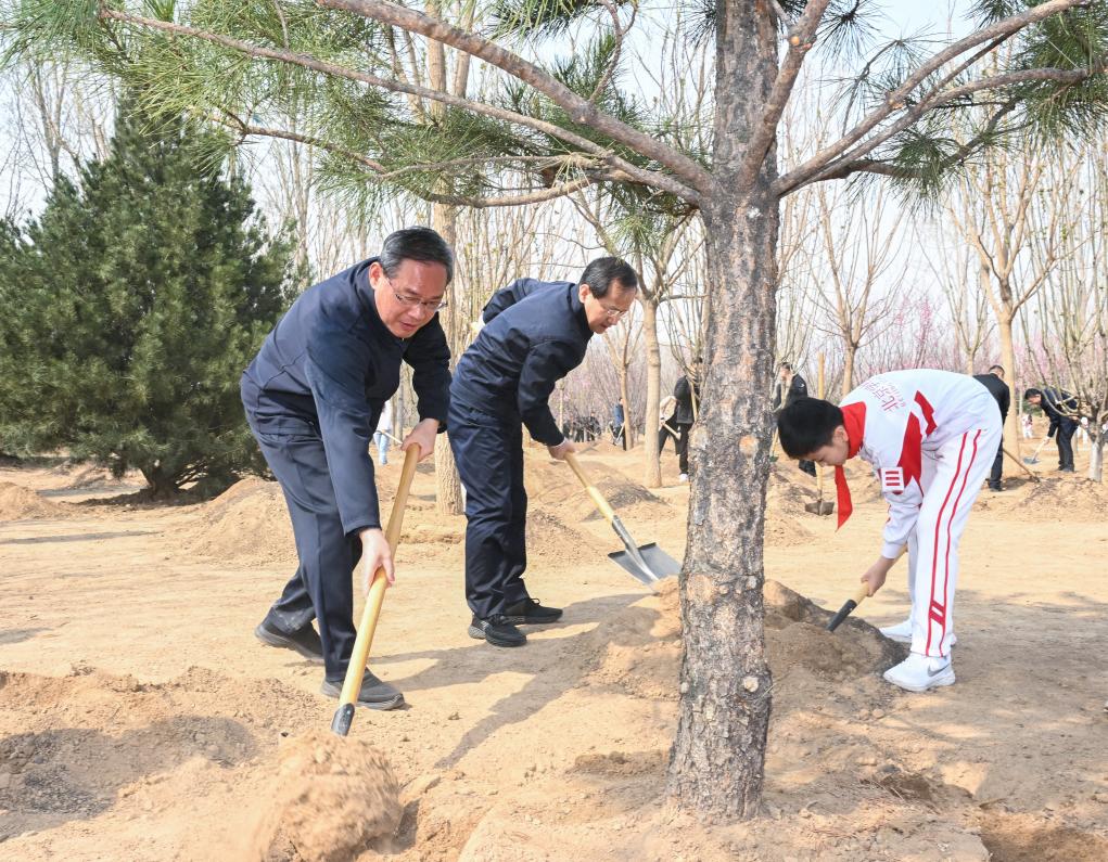 شي يزرع الأشجار في بكين ويدعو إلى بذل جهود في التشجير بجميع أنحاء البلاد من أجل صين جميلة