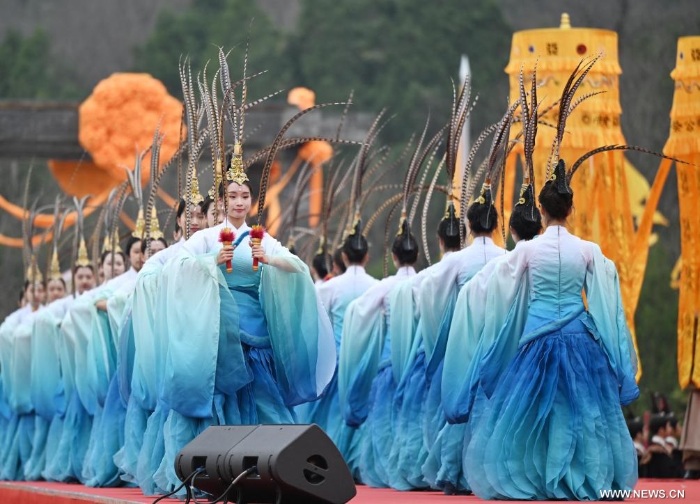 الشعب الصيني يشارك في مراسم تكريم الإمبراطور هوانغدي