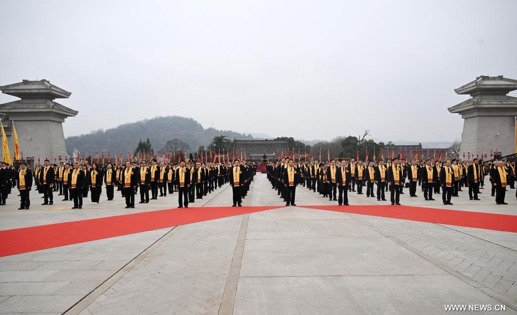 الشعب الصيني يشارك في مراسم تكريم الإمبراطور هوانغدي
