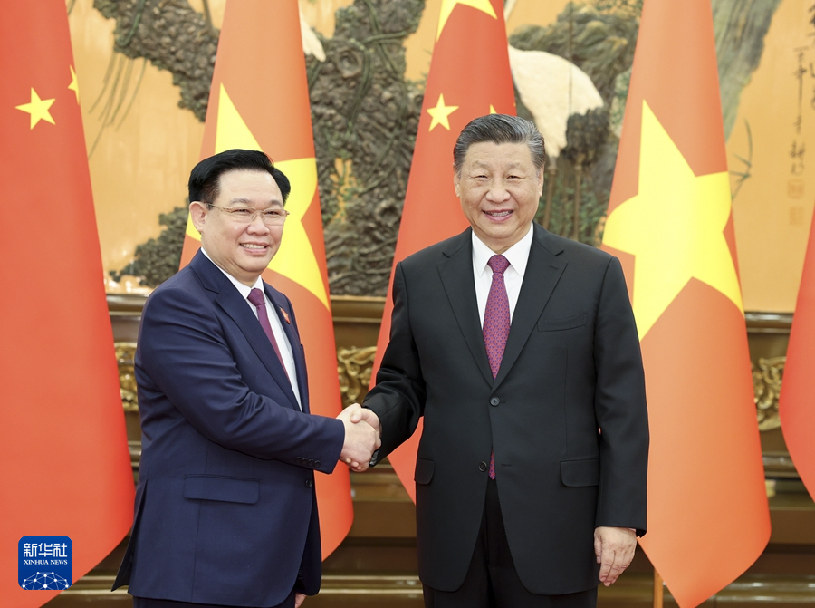 شي يلتقي رئيس الجمعية الوطنية الفيتنامية ويدعو إلى تعزيز إحساس قوي بمجتمع مصير مشترك بين الصين وفيتنام