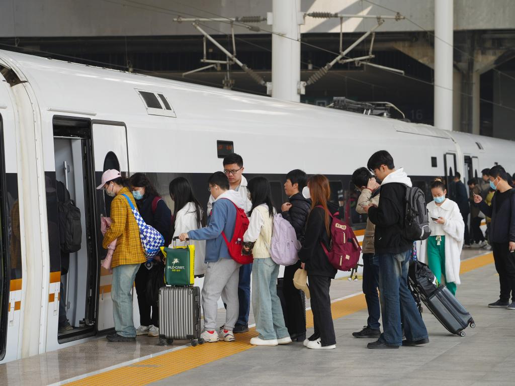 740 مليون رحلة في 3 أيام ... ازدهار السفر في الصين خلال عطلة عيد تشينغمينغ