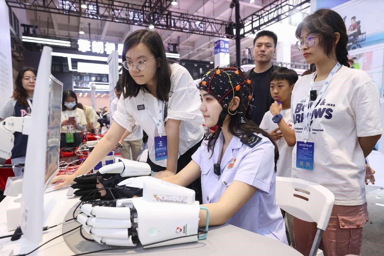 الصين تعمل على تسريع تطوير تكنولوجيا واجهة الدماغ والحاسوب