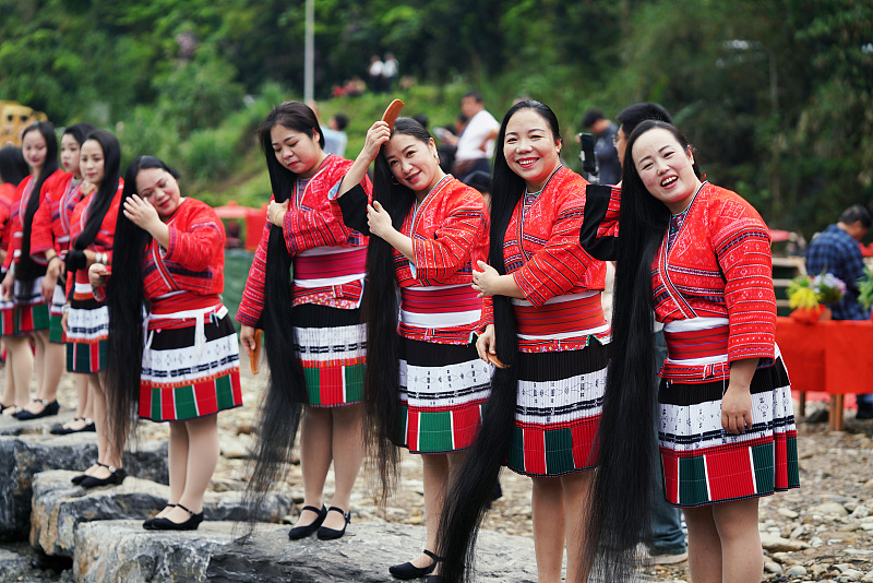 لونغشنغ، قوانغشي: الاحتفال بـ "مهرجان الشعر الطويل" لقومية هونغياو