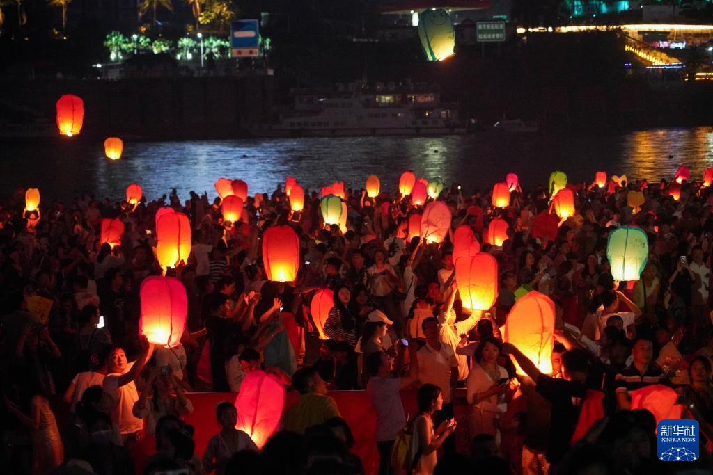 في يوننان، الآلاف يحتفلون بمهرجان رشّ الماء