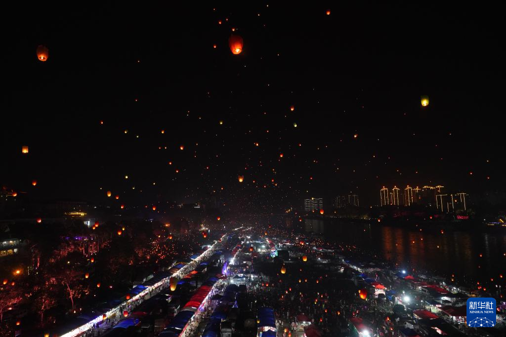 في يوننان، الآلاف يحتفلون بمهرجان رشّ الماء