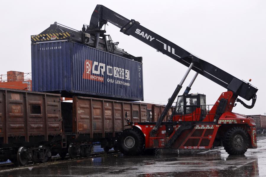 ميناء إرينهوت الصيني يتعامل مع 1000 قطار شحن بين الصين وأوروبا في غضون عام