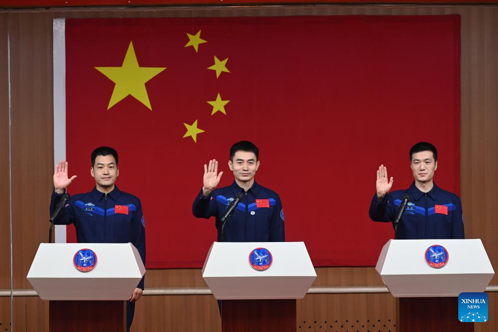 رواد فضاء مهمة "شنتشو-18" الصينية يلتقون الصحافة