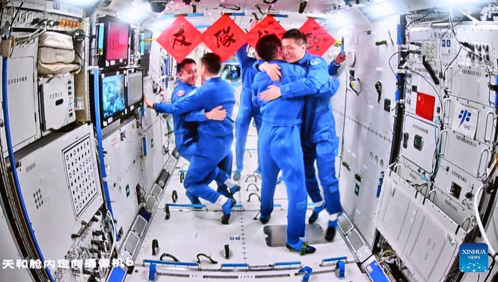 رواد سفينة الفضاء الصينية (شنتشو-18) يدخلون محطة الفضاء الصينية ويلتقون رواد المهمة (شنتشو-17)