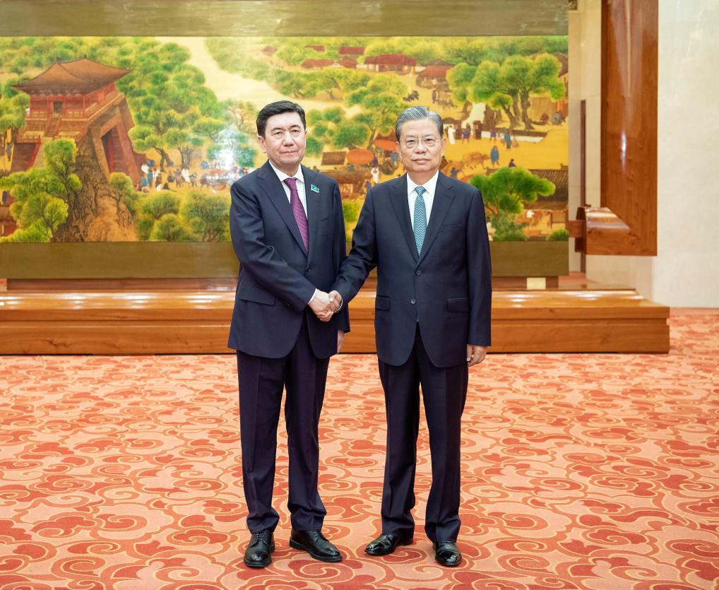 كبير المشرعين الصينيين يجري محادثات مع رئيس مجلس النواب في برلمان كازاخستان