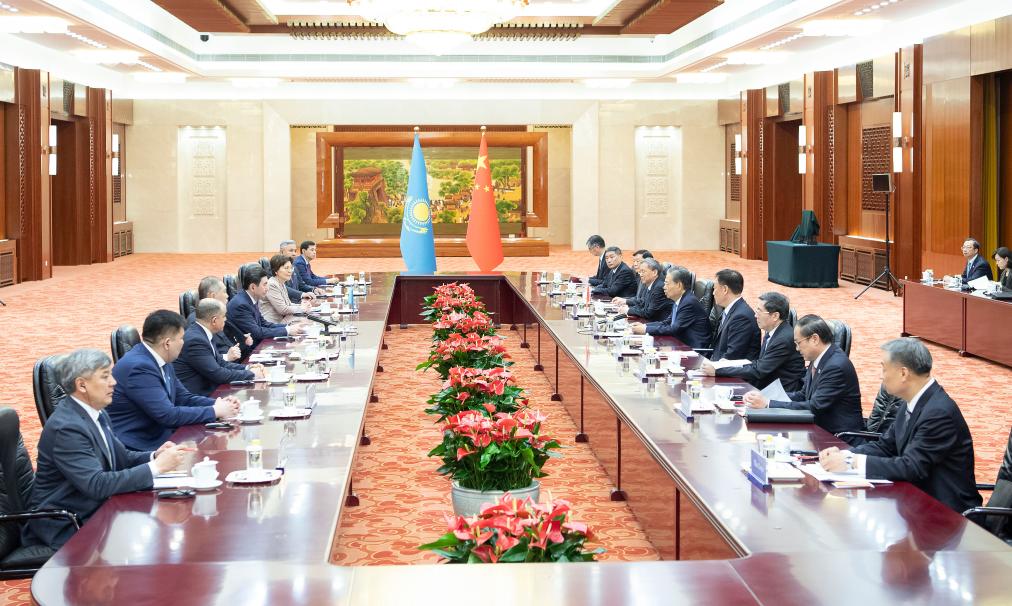 كبير المشرعين الصينيين يجري محادثات مع رئيس مجلس النواب في برلمان كازاخستان