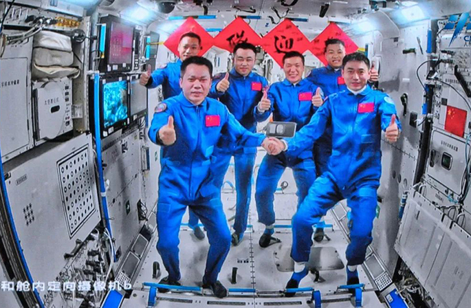 رواد سفينة الفضاء الصينية (شنتشو-18) يدخلون محطة الفضاء الصينية ويلتقون رواد المهمة (شنتشو-17)
