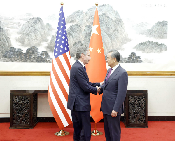 وزير الخارجية الصيني يجري مباحثات مع نظيره الأمريكي