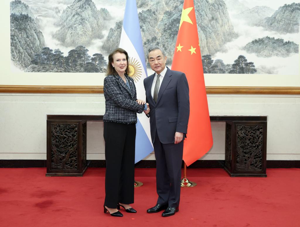 كبير الدبلوماسيين الصينيين يعقد محادثات مع وزيرة خارجية الأرجنتين