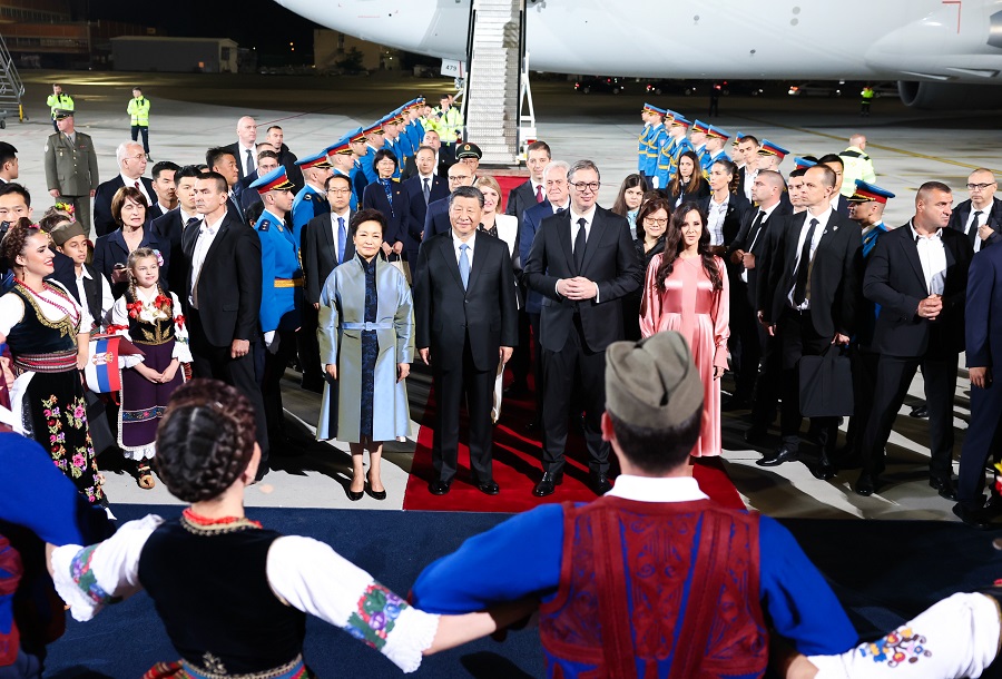 الرئيس الصيني شي جين بينغ يصل إلى بلجراد في زيارة دولة إلى صربيا