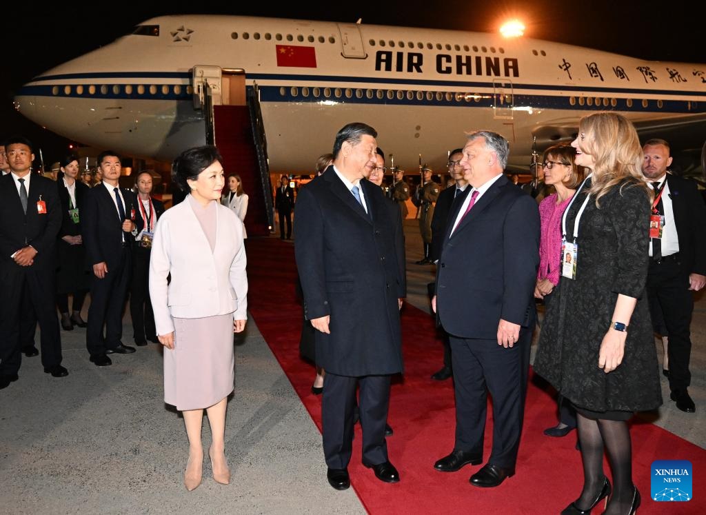 الرئيس الصيني شي جين بينغ يصل إلى بودابست في زيارة دولة إلى المجر