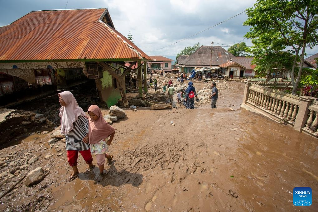 ارتفاع عدد الوفيات الناجمة عن تدفق للحمم البركانية في إندونيسيا إلى 37 شخصا مع فقدان 17 آخرين