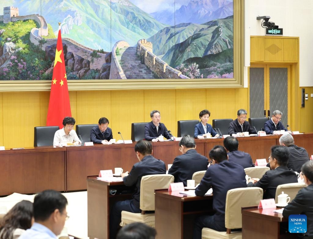 نائب رئيس مجلس الدولة الصيني يحث على بذل جهود لتحسين توظيف الخريجين
