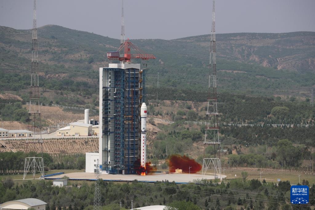 الصين ترسل أربعة أقمار اصطناعية إلى الفضاء