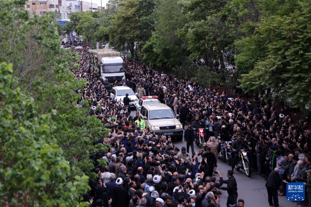 حشود غفيرة في وداع الرئيس الإيراني الراحل في طهران