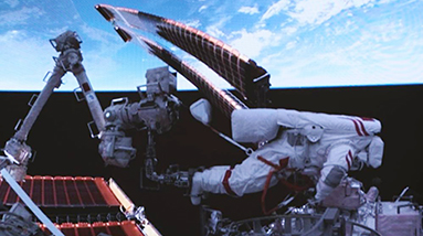 طاقم "شنتشو-18" يكمل أول مهمة سير في الفضاء