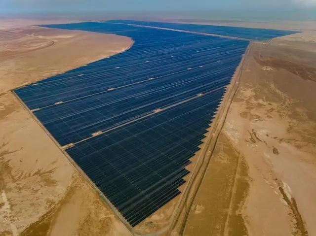  صورة جوية تم التقاطها في نوفمبر 2023 لمحطة الظفرة للطاقة الكهروضوئية الواقعة في جنوب أبو ظبي، الإمارات العربية المتحدة. الصورة مقدمة من شركة هندسة الآلات الصينية فرع أبو ظبي