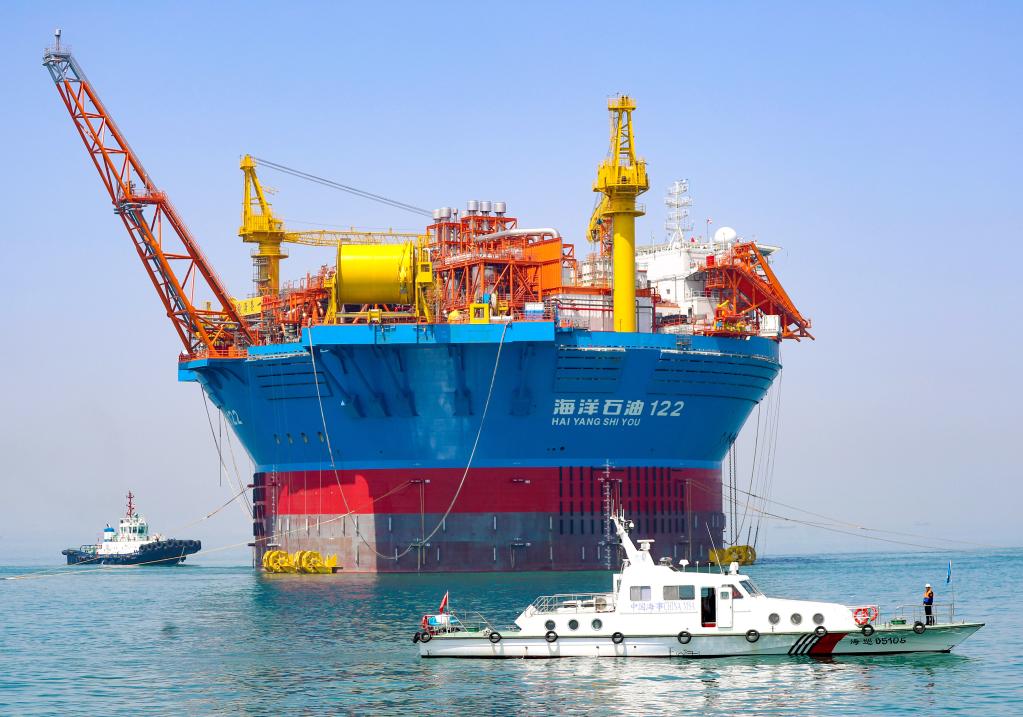 بعد تطويرها بشكل مستقل ... الصين تنجح في تركيب منشأة إسطوانية عائمة لإنتاج وتخزين وتفريغ النفط في البحر