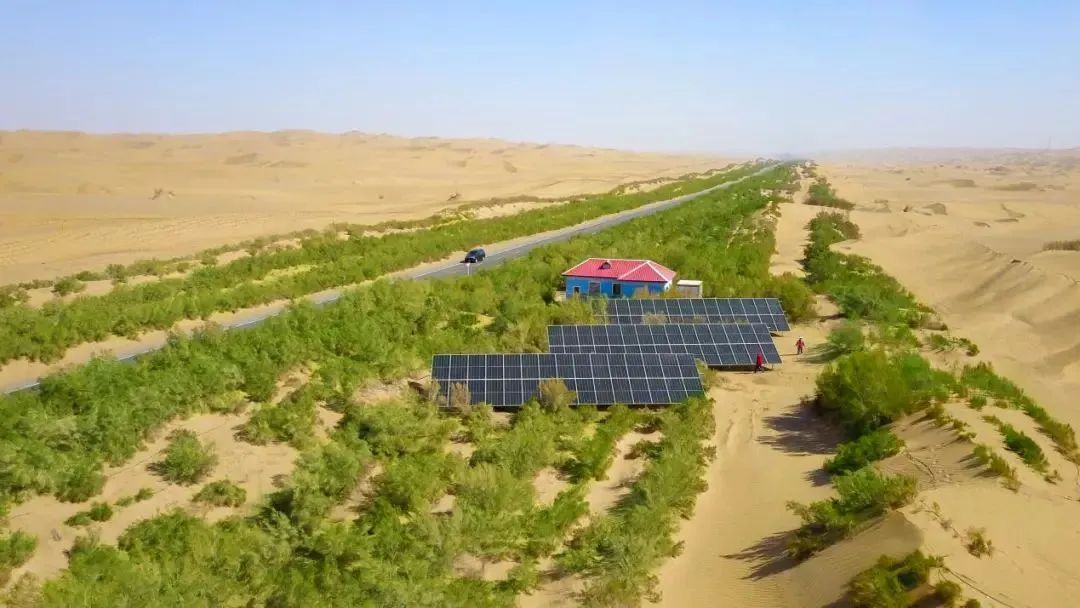 أول طريق صحراوي صديق للبيئة في الصين ينتج 5 ملايين كيلوواط - ساعة من الكهرباء