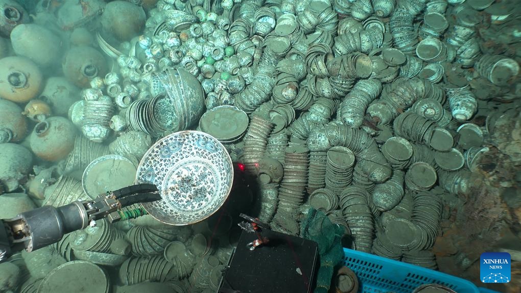 اكتشاف أكثر من 900 قطعة من الآثار الثقافية من حطامي سفينتين قديمتين في بحر الصين الجنوبي